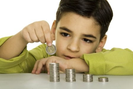 تقوية ذكاء الأطفال المالي باستخدام الأساليب العملية