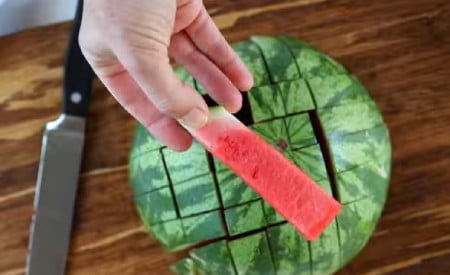 طرق تقطيع البطيخ إلى أشكال مختلفة 1